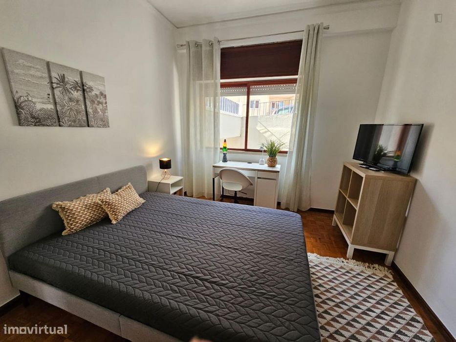 639947 - Quarto com cama de casal em...