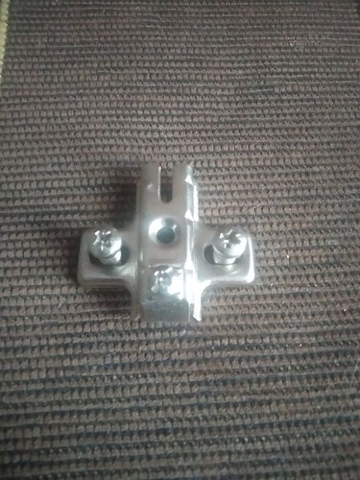 Zawias meblowy z prowadnikiem