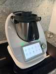 Thermomix TM6 – pełen zestaw + nakładka krojąca + podstawka | Stan BDB