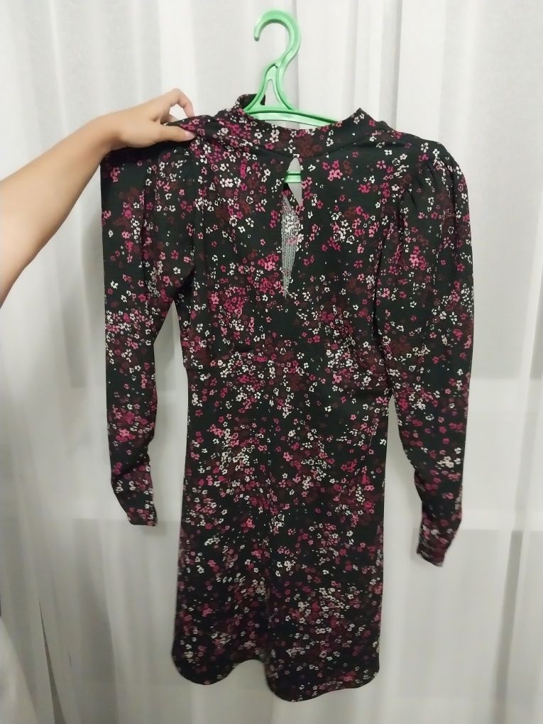 Продам нарядное платье с оригинальным декольте-вырезом.