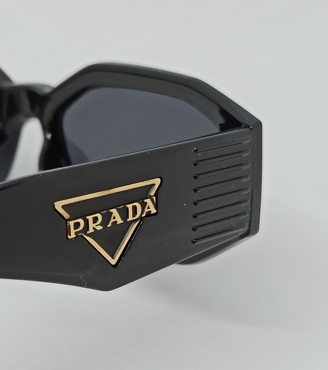 Брендовые узкие женские очки черные с золотым логотипом модные