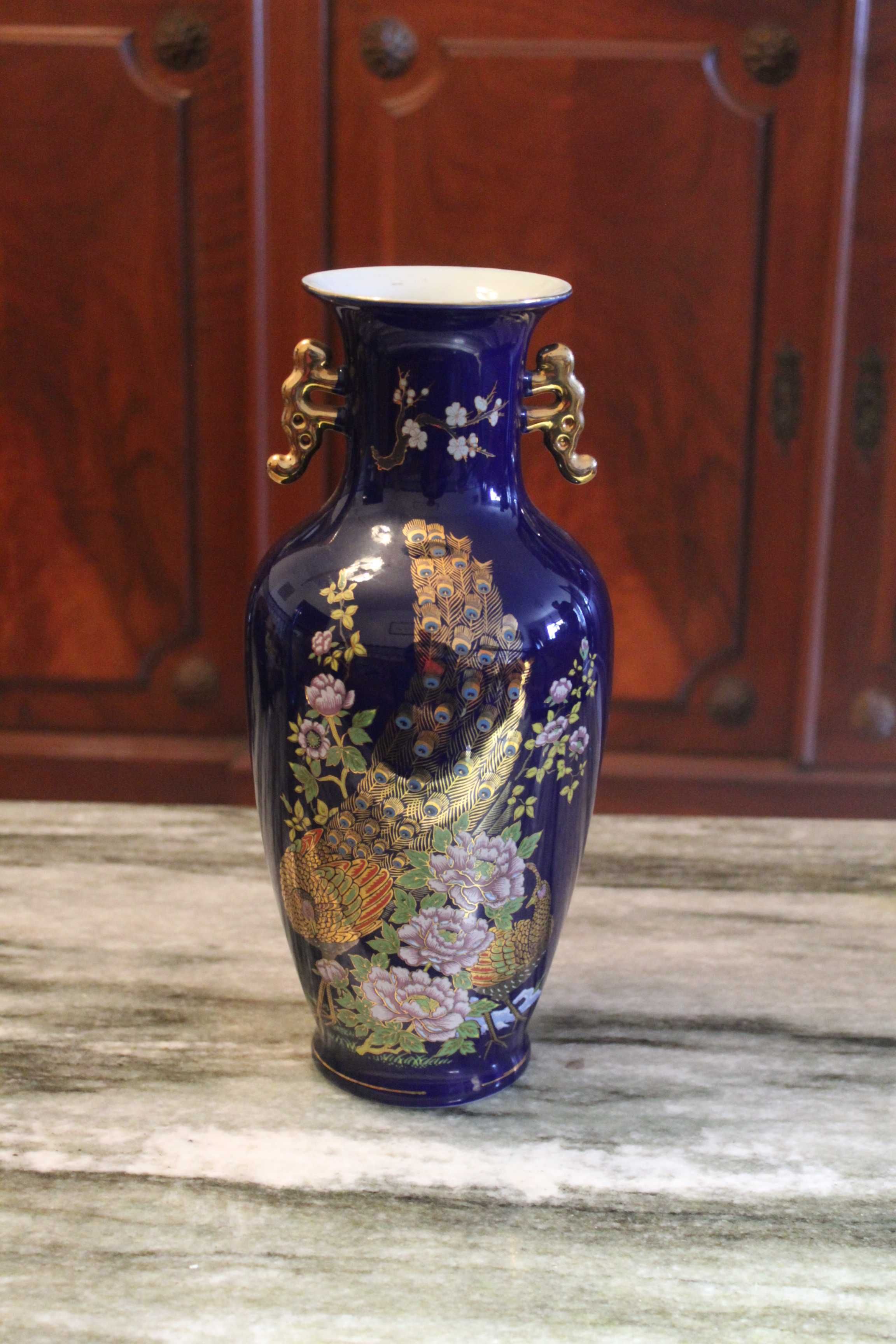 Vaso com  motivo de pavão asiático azul-cobalto e dourado com alças.