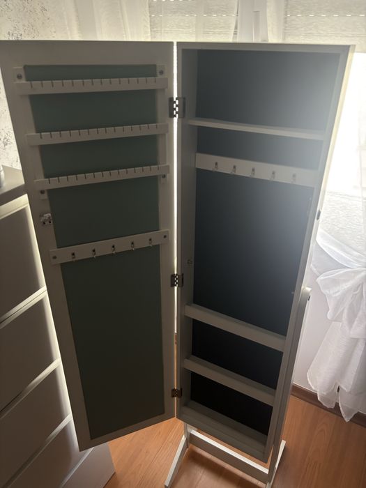 Espelho com espaço para porta-jóias