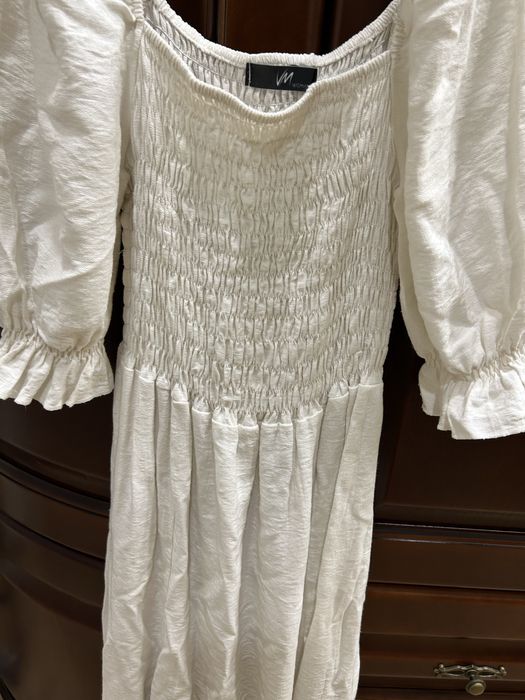 Біла довга сукня