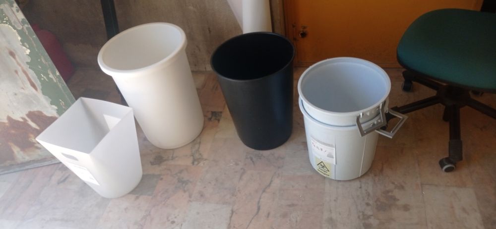Diversos baldes novos