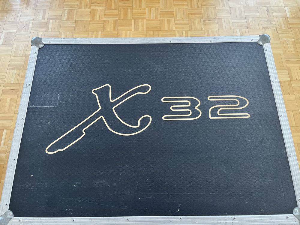 Behringer X32 + case