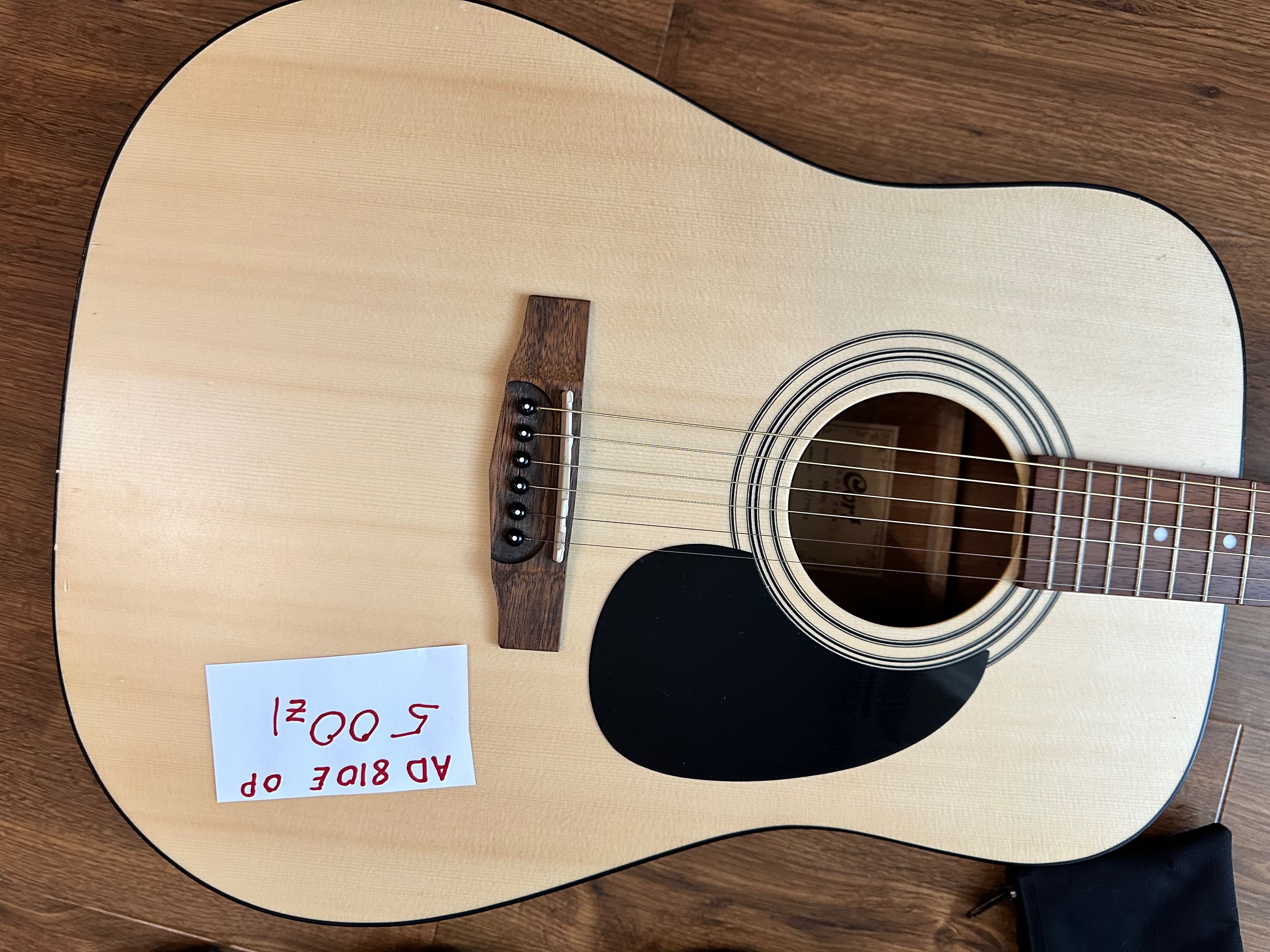 Sprzedaję zestaw: gitara elektroakustyczna, wzmacniacz i mikrofon.