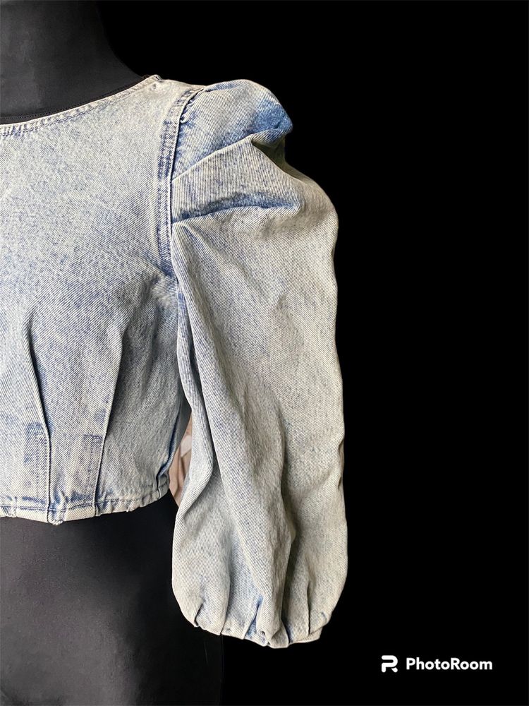 Jeansowa bluzka z bufiastymi rękawami Zara