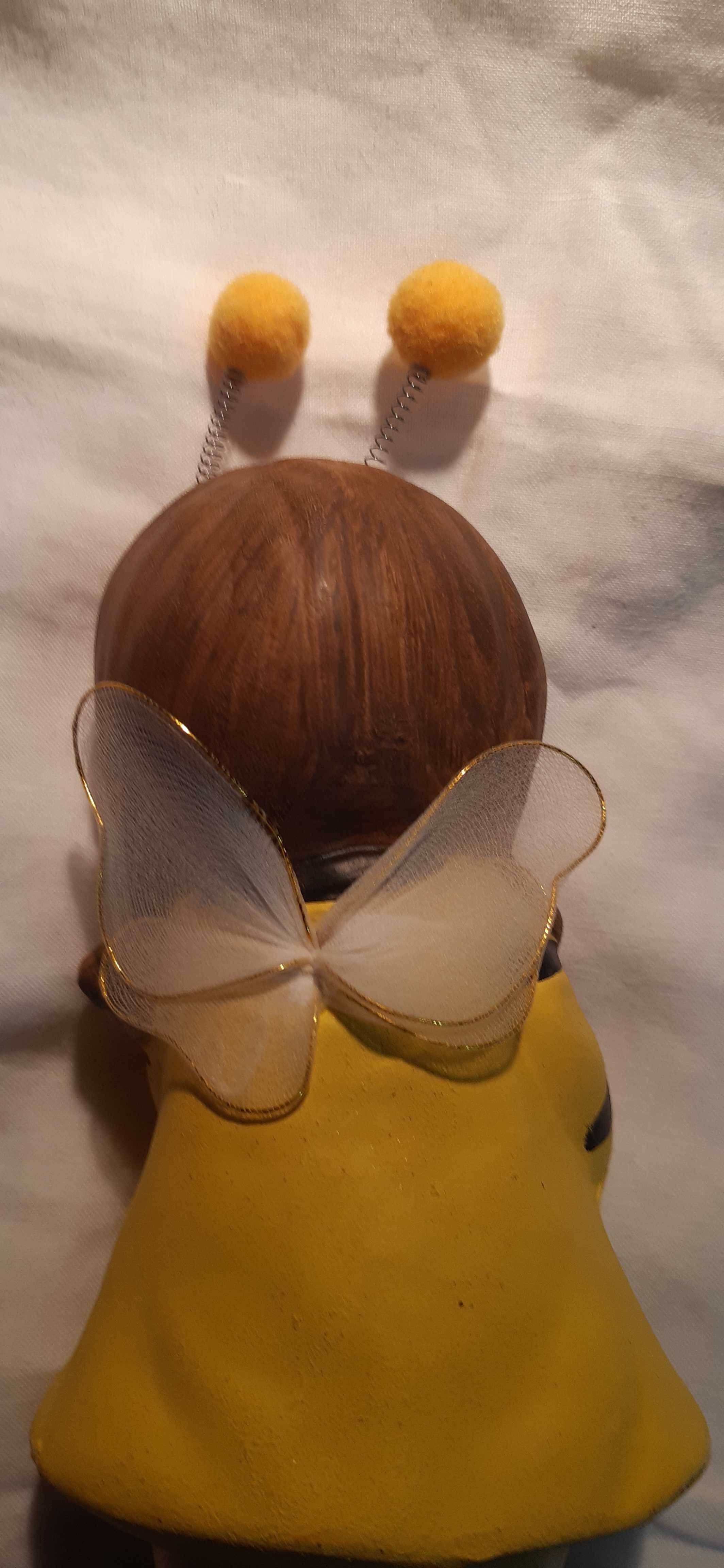 stara duża figurka dziewczynki pszczółki
