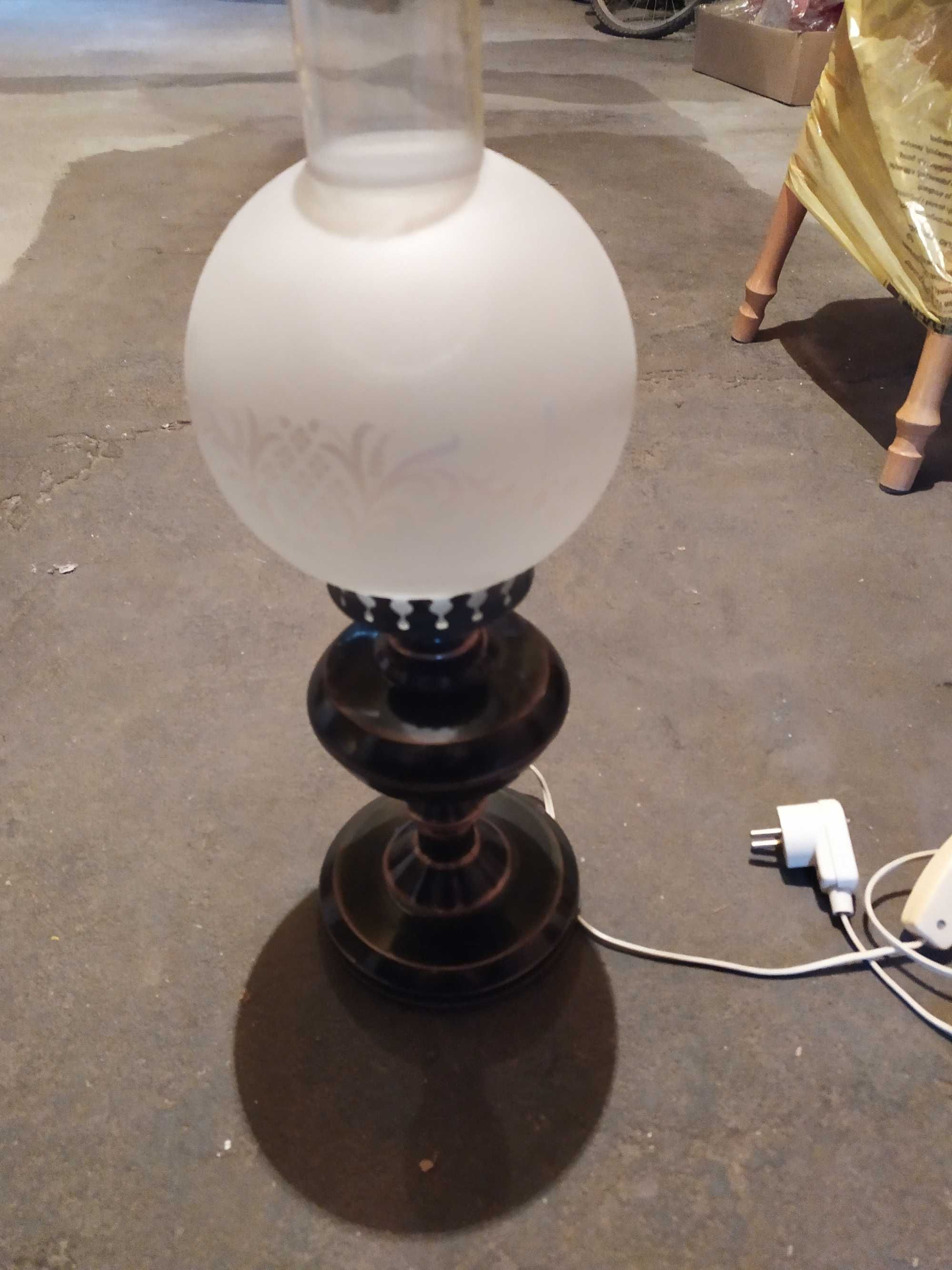 lampa zabytkowa elektryczna na wzór lampy naftowej