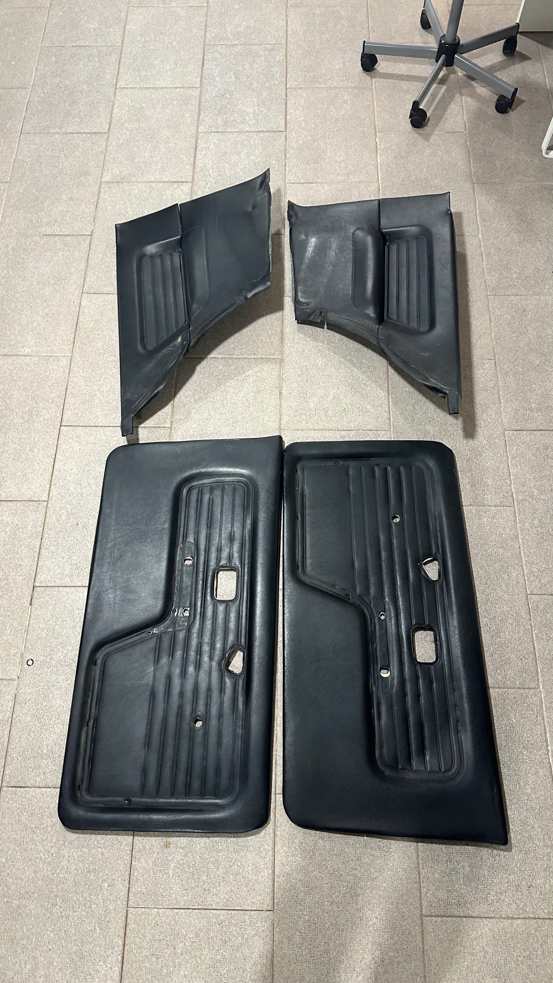 E30 door cards black