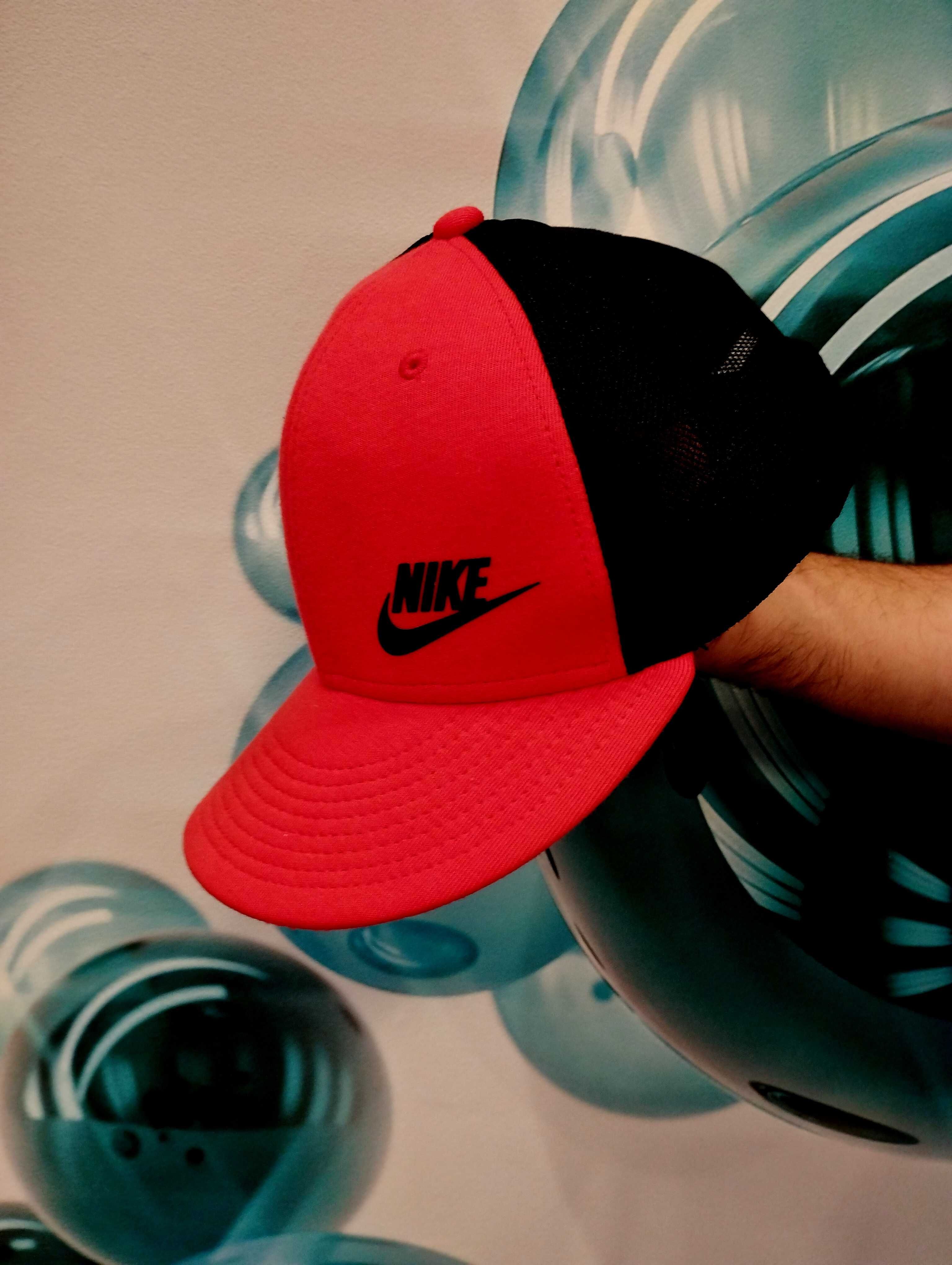 czapka z daszkiem Nike, gumowy napis NIKE