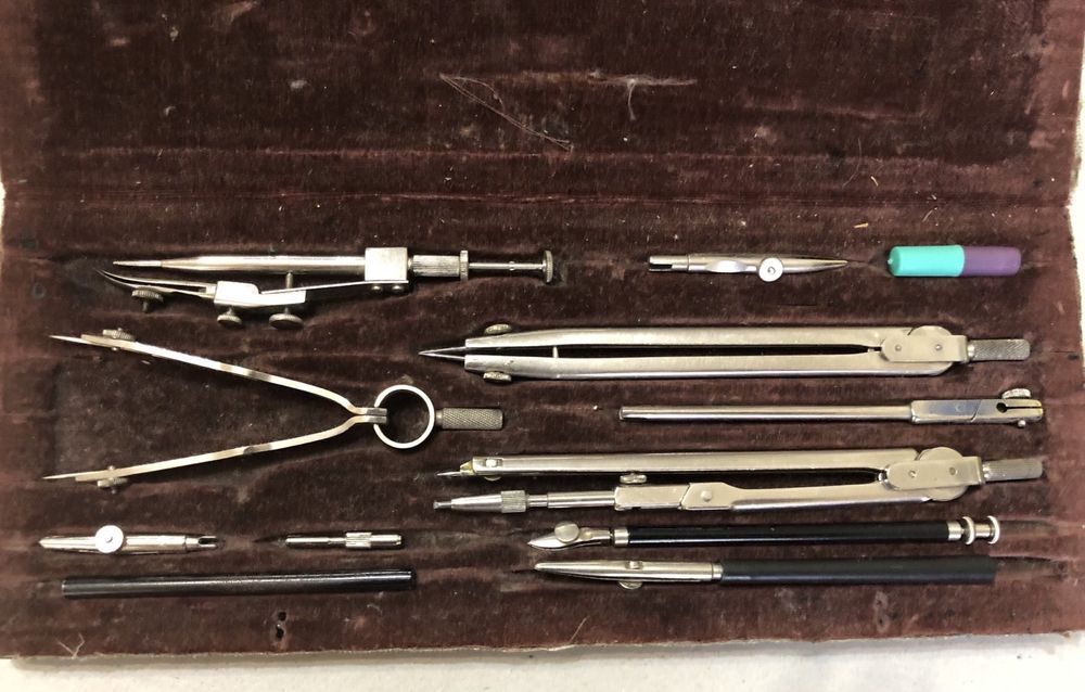 Готовальня, перья плакатные, механические карандаши, штампы с цифрам