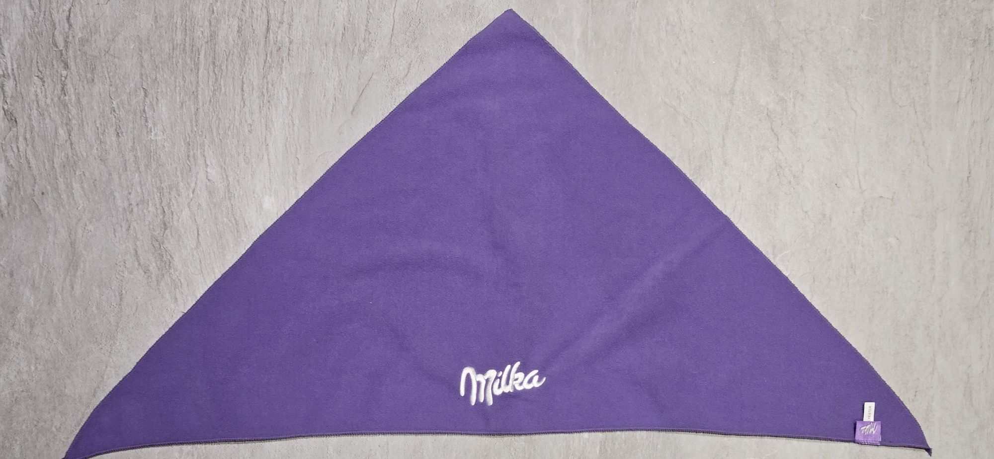 Chusta zimowa trójkątna na szyję z logo Milka