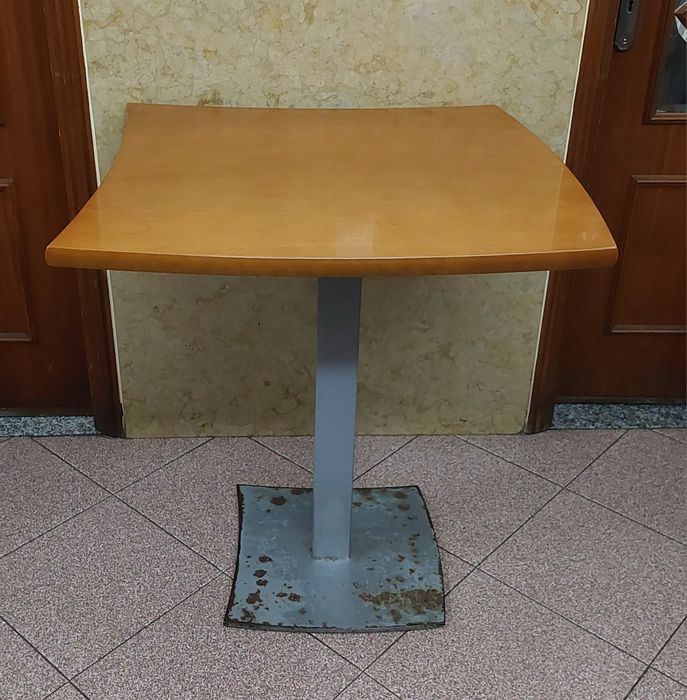 Mesa de café com tampo em madeira com base de metal