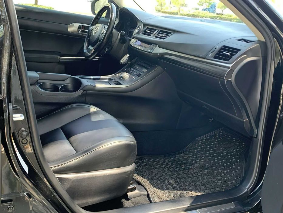 Lexus CT 200h Hybrid      2017