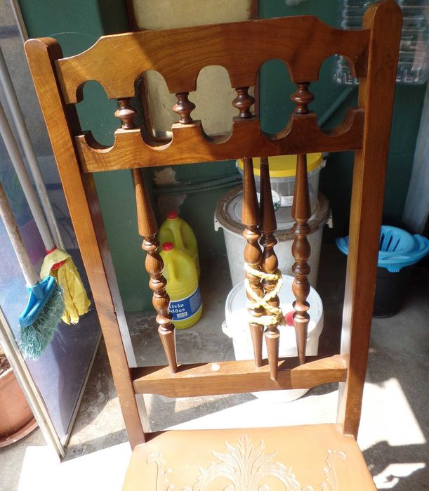 8 Cadeiras em Madeira com o Tampo em Couro