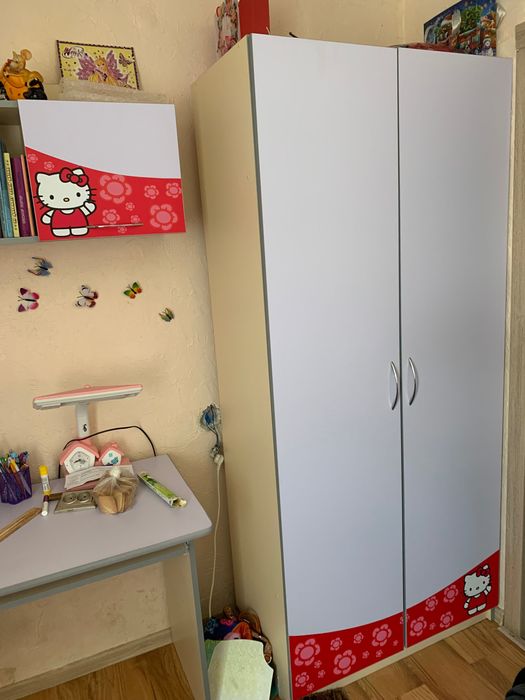 Крісло, стіл, шафа, поличка у кімнату дівчинки