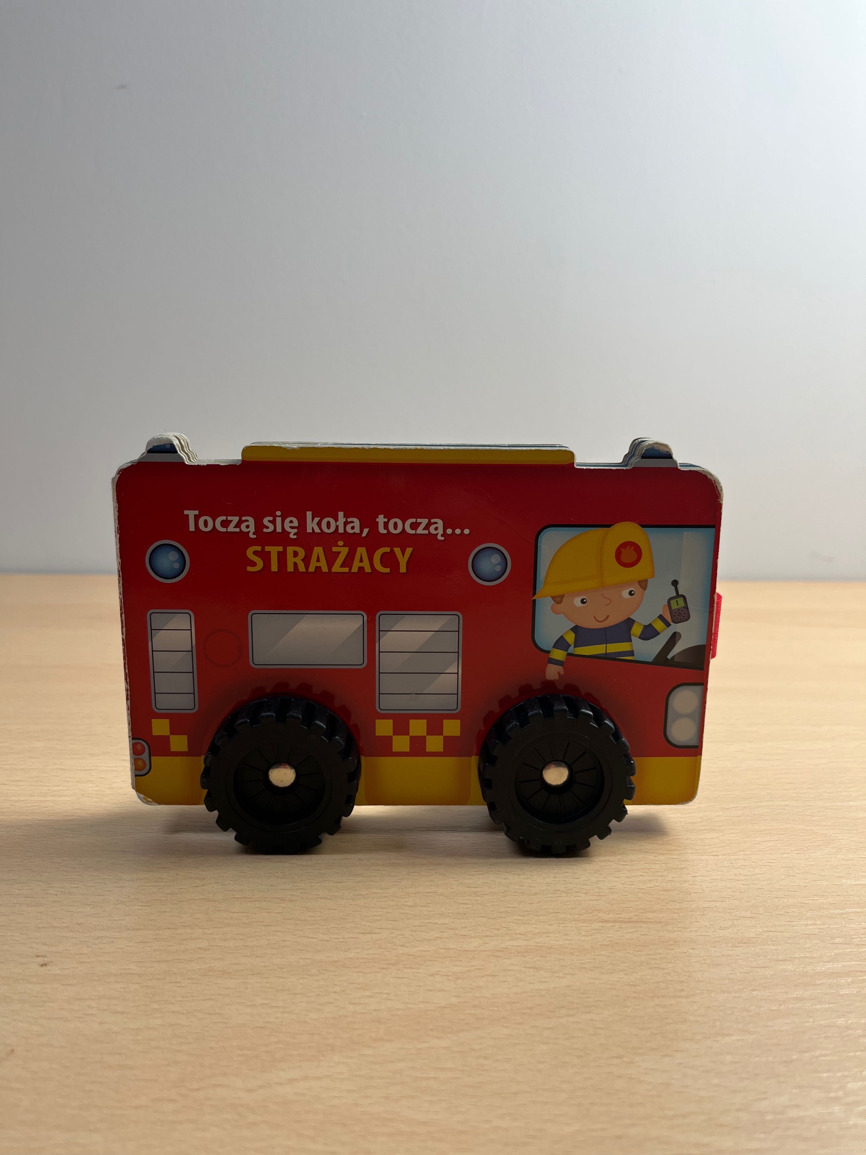 Książeczka Toczą się koła, toczą - strażacy