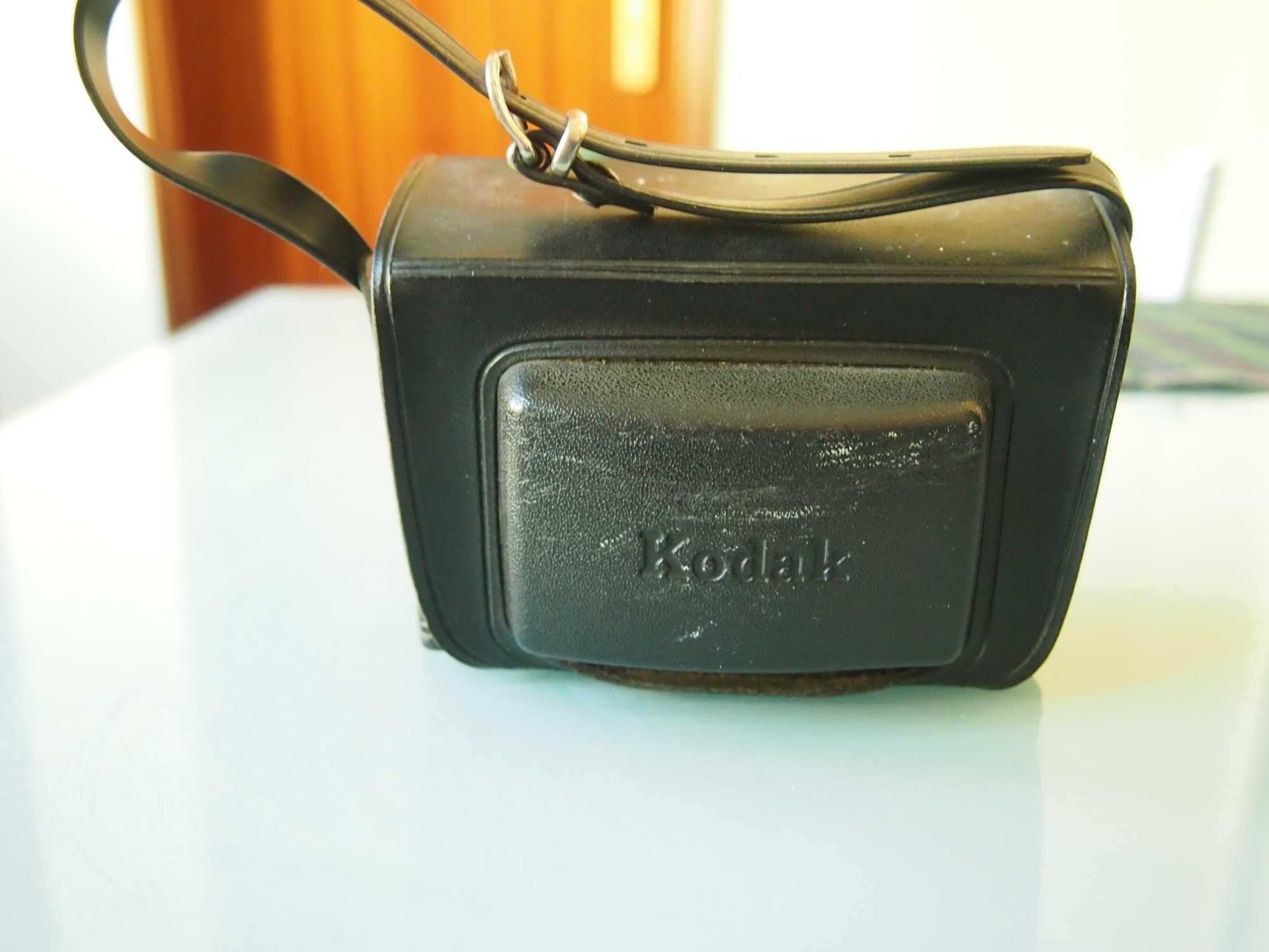 Máquina fotográfica Kodak Instamatic com bolsa