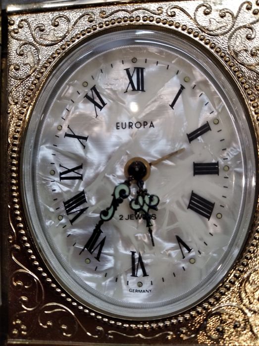 Zegar budzik w kształcie książki