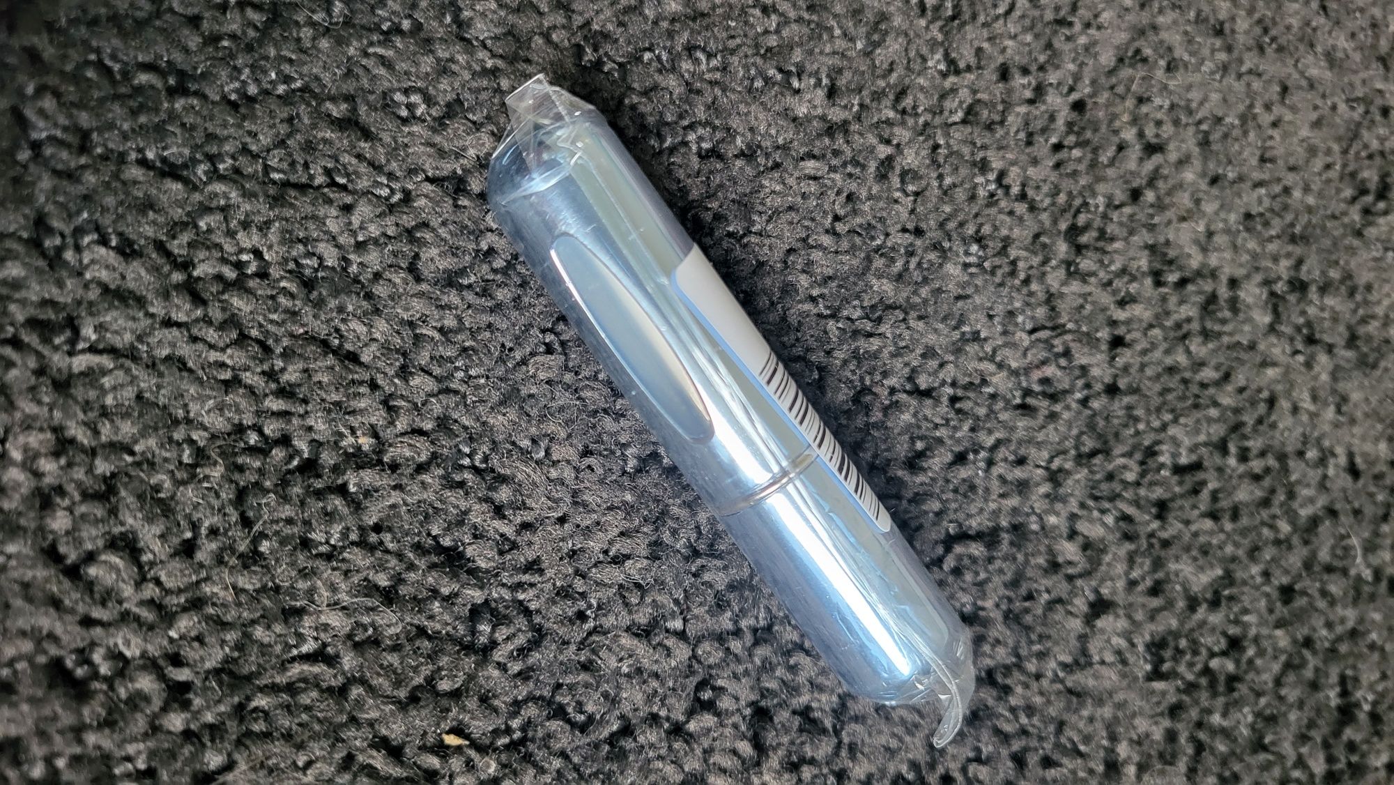 Atomizer, pojemnik na perfumy ładowany otworem w dole