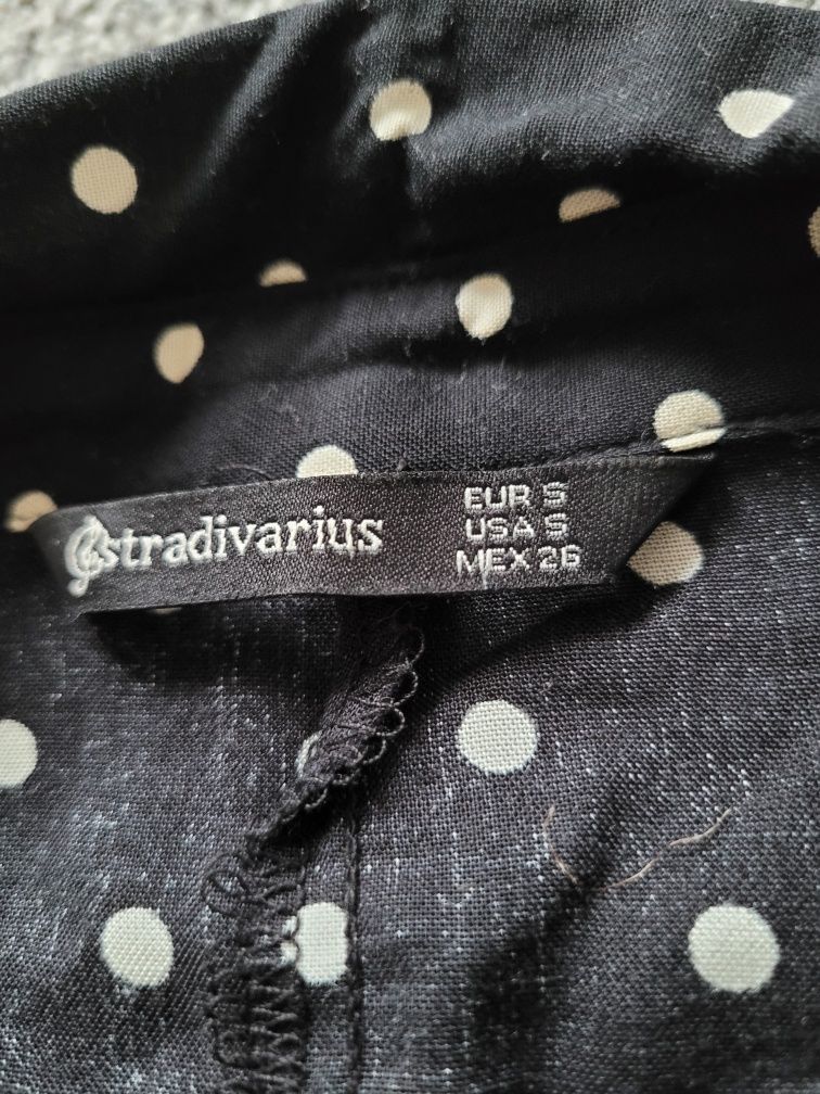 Sukienka koszulowa w kropki Stradivarius na jesień