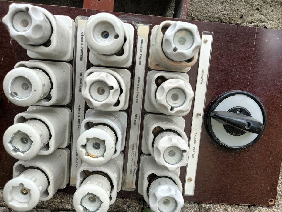 Gniazda bezpieczników ceramiczne bezpieczniki