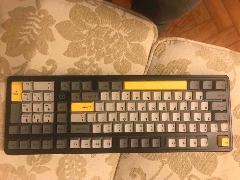 Teclados mecânicos AJAZZ AK980 e AK820