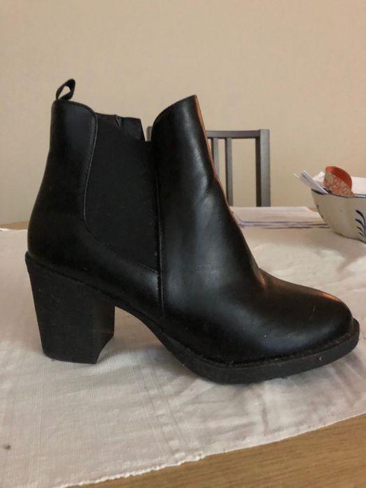 Par de botins cor preta, com pouco uso