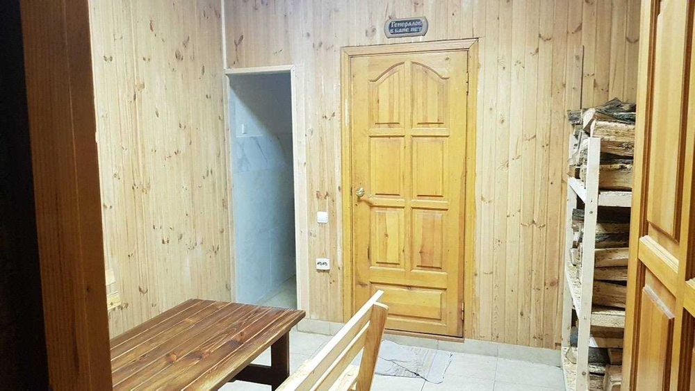 Будівля на фасаді дороги під комерційну діяльність: магазин, СТО, тощо