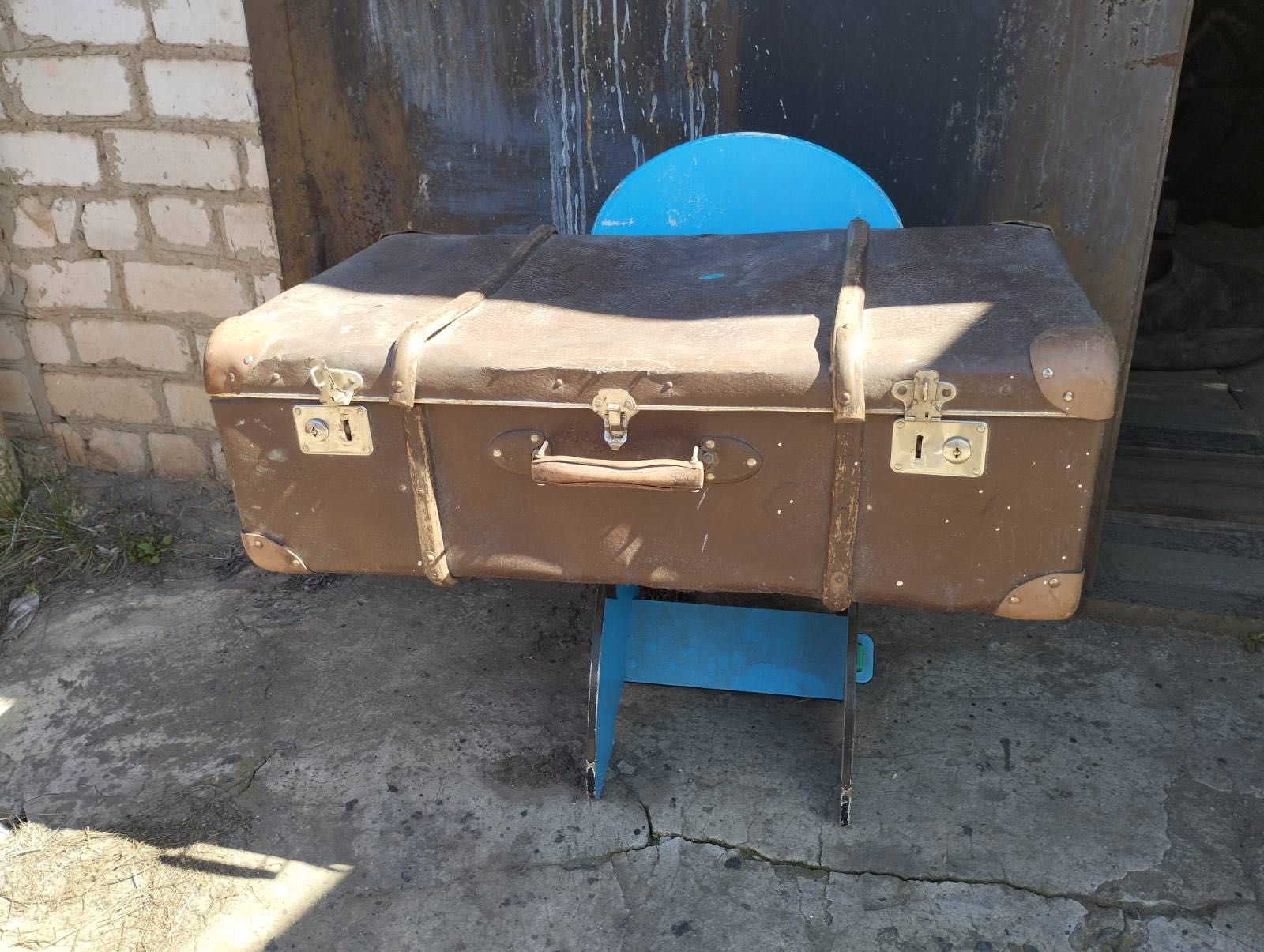 Винтажный старый чемодан