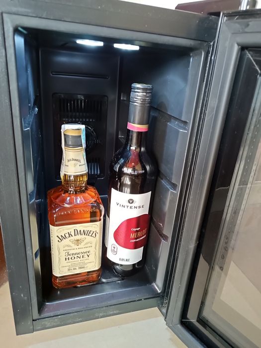 Винна шафа philco pw8f. Міні-холодильник.