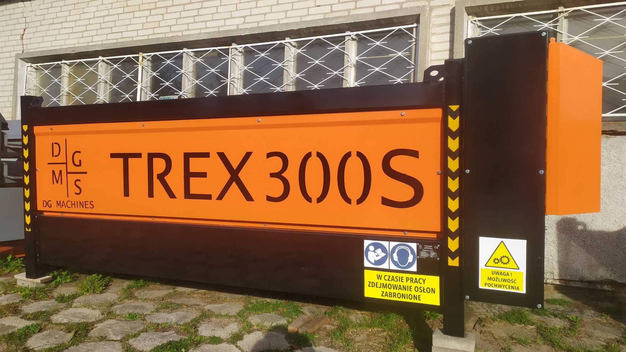 DG MACHINES producent przesiewaczy. TREX300S sieje mokry towar, ziemia
