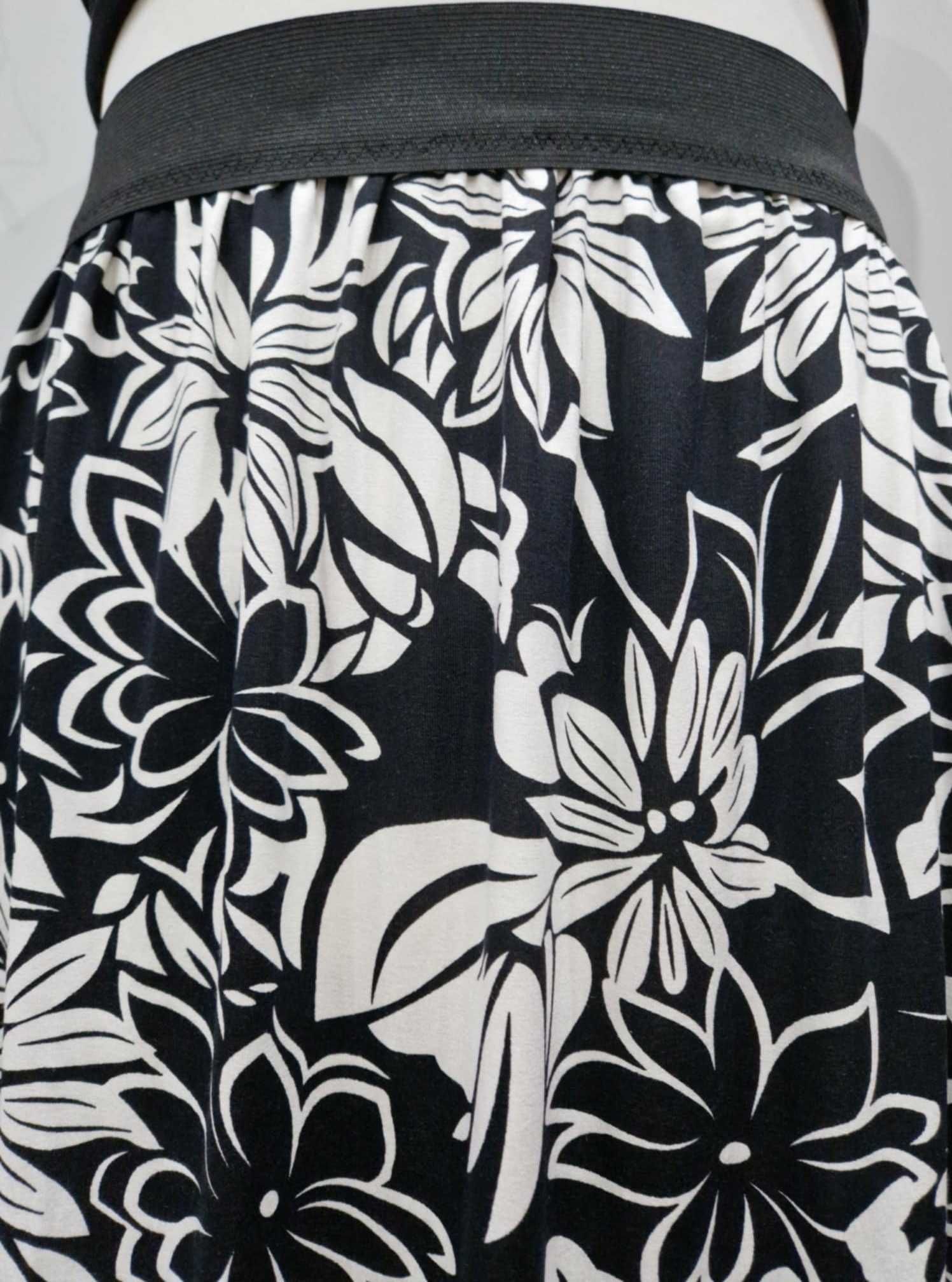 Letnia spódnica w biało czarne kwiaty, 4XL(48), poza kolano