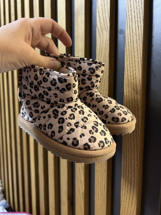 Уги, модна, дівчинка