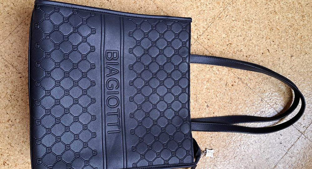 Mala da famosa estilista Laura Biagiotti