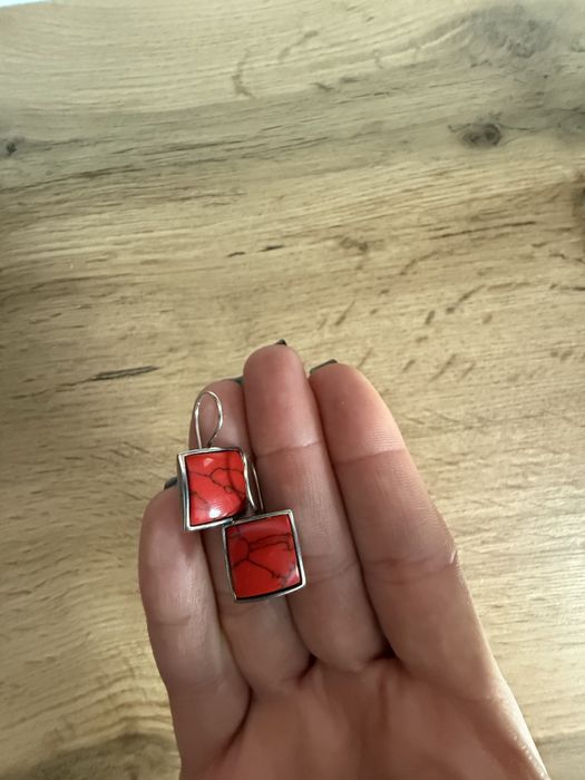 Srebrne kolczyki z czerwonym kamieniem