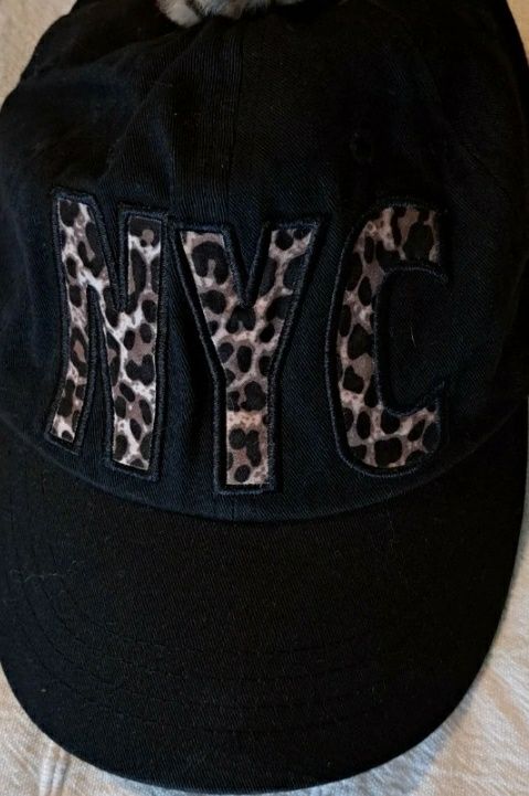 Lindex czapka z daszkiem NYC pompon czarna dla dziewczyny z motywem