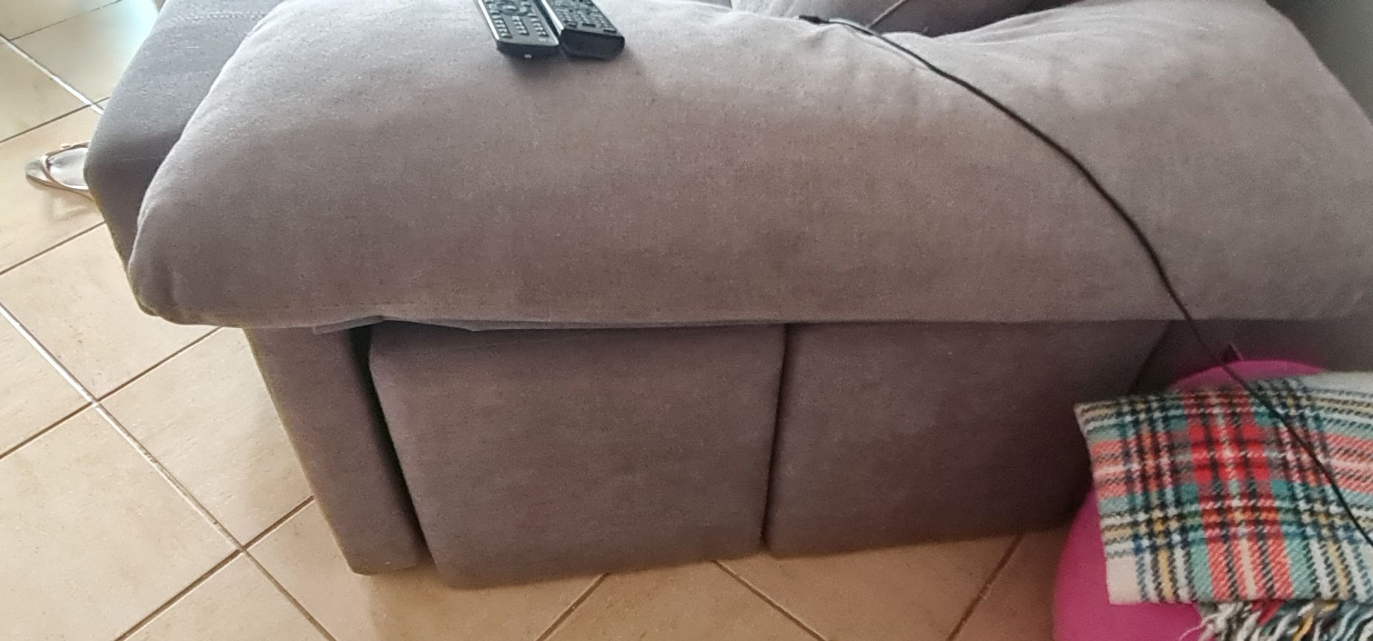 Sofá chaise lounge com baú