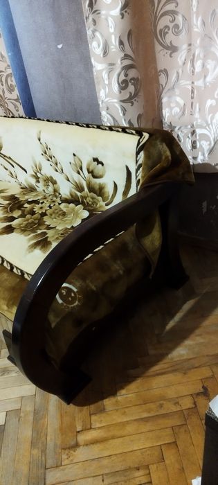 Диван б/у треба поміняти обшивку