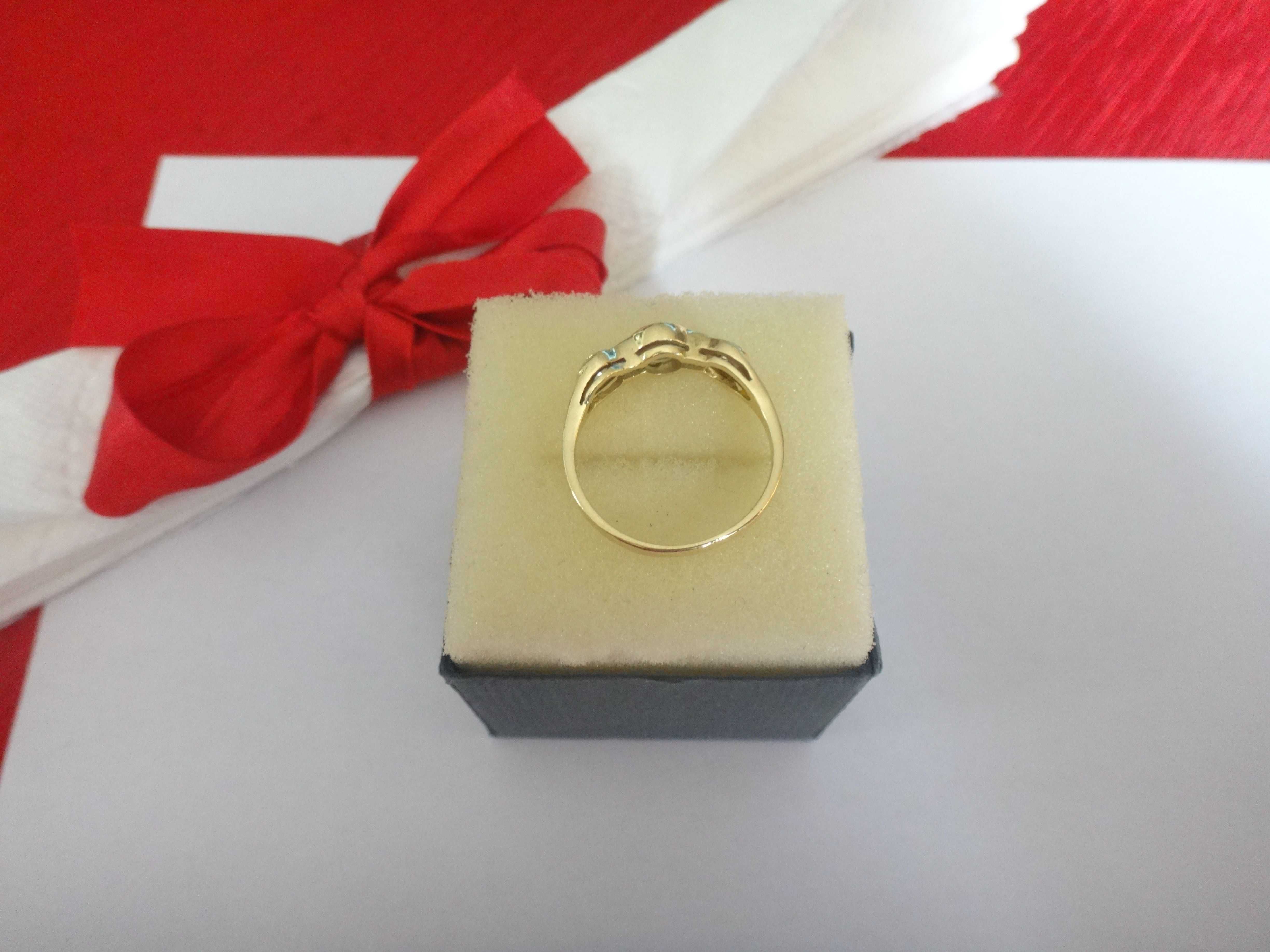 Złoty pierścionek z cyrkoniami - 750