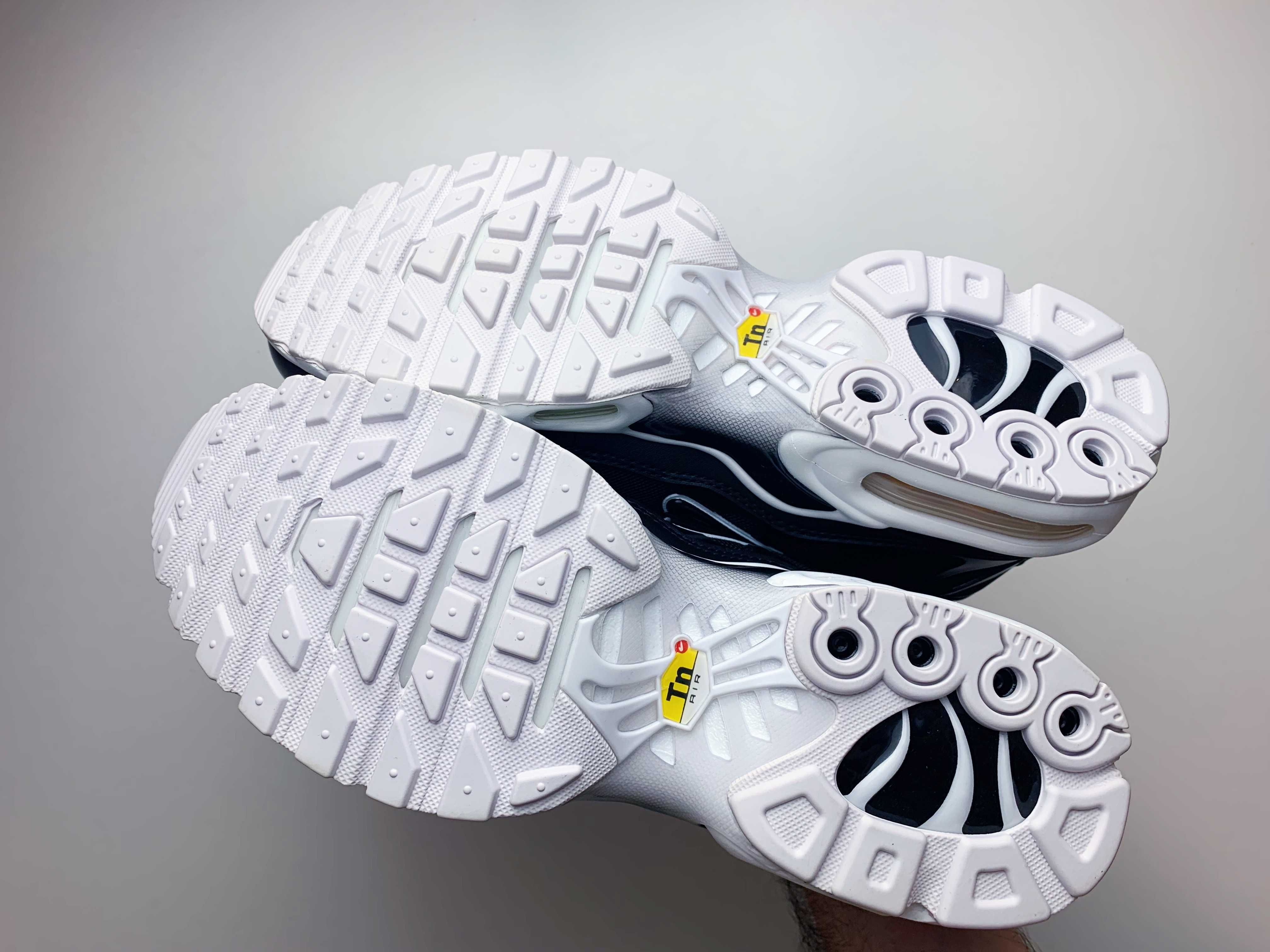 Nike WMNS Air Max Plus TN Black White 9 7.5 8 40.5 26cm