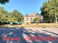 Будинок у центрі Бобринця з гостьовим будиночком та гаражем