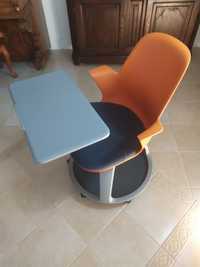 Steelcase Node Orange, Krzesło seminaryjne ze stołem do pisania