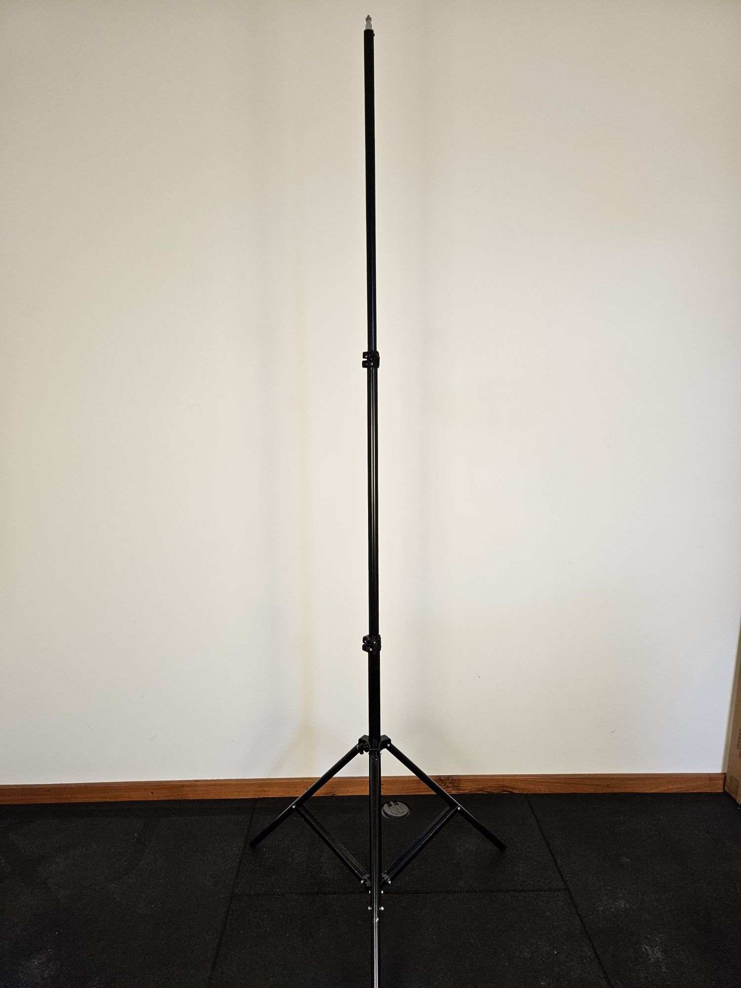 Tripés walimex WT-806 e Grampo de tubo Helios