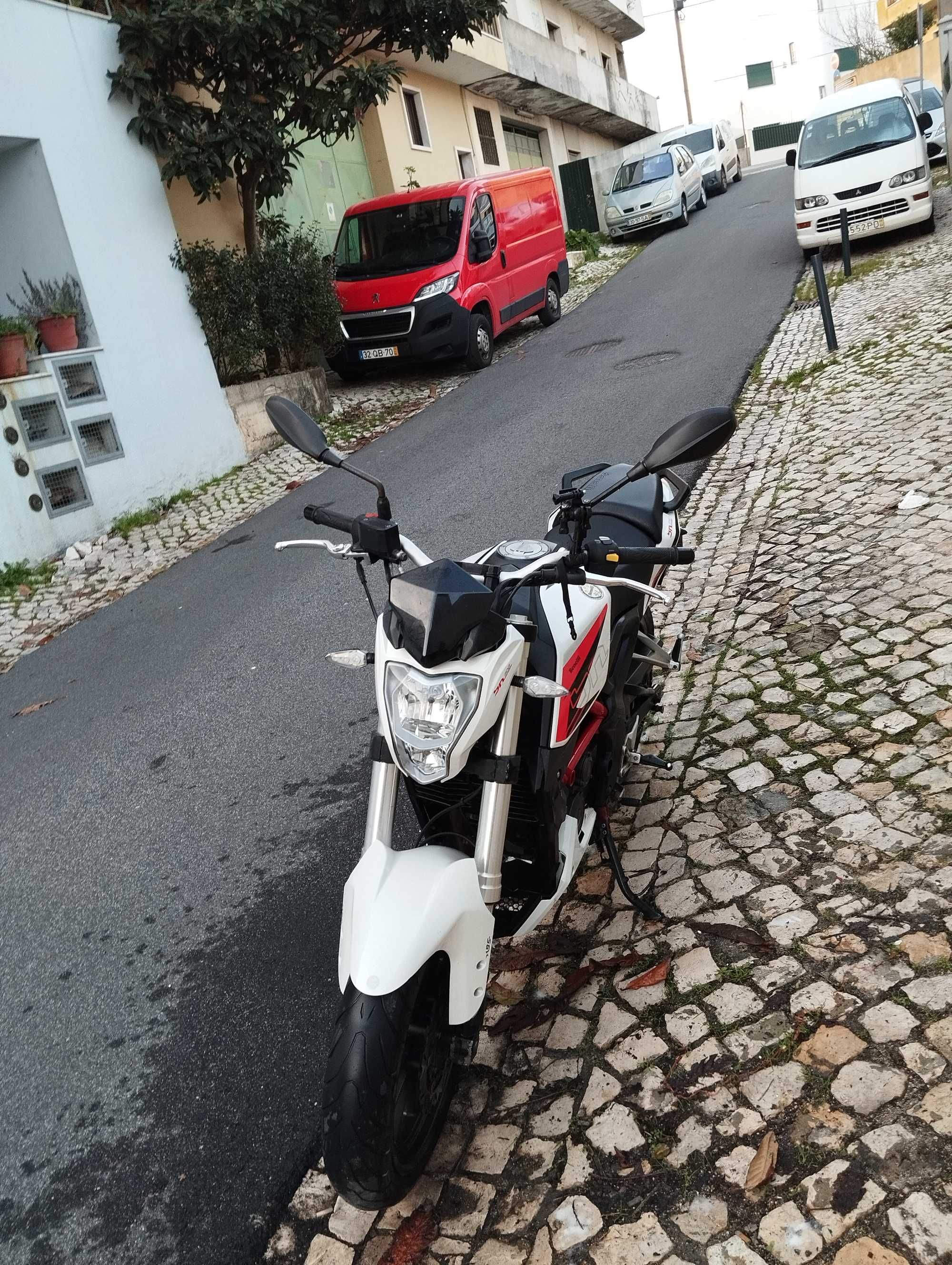 Benelli BN251 com avaria