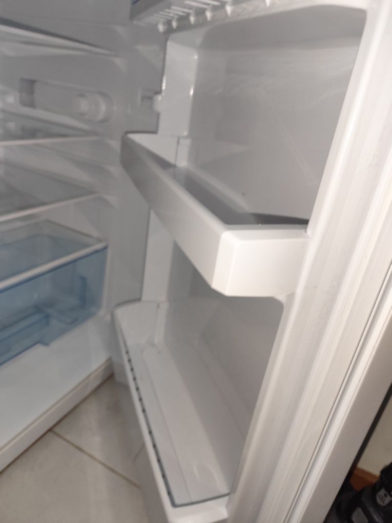 Mini frigorífico Beko TSE1402