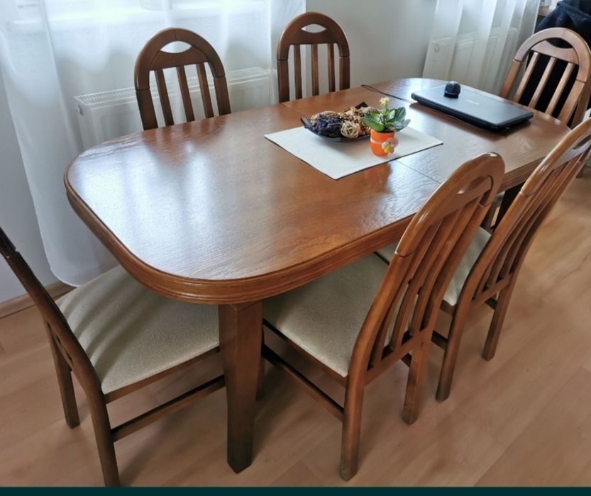 Stół z krzesłami