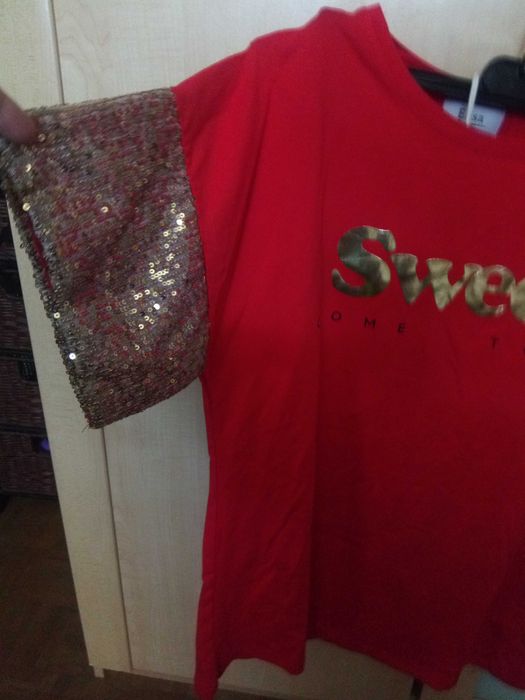 T-shirt vermelha nova com etiqueta